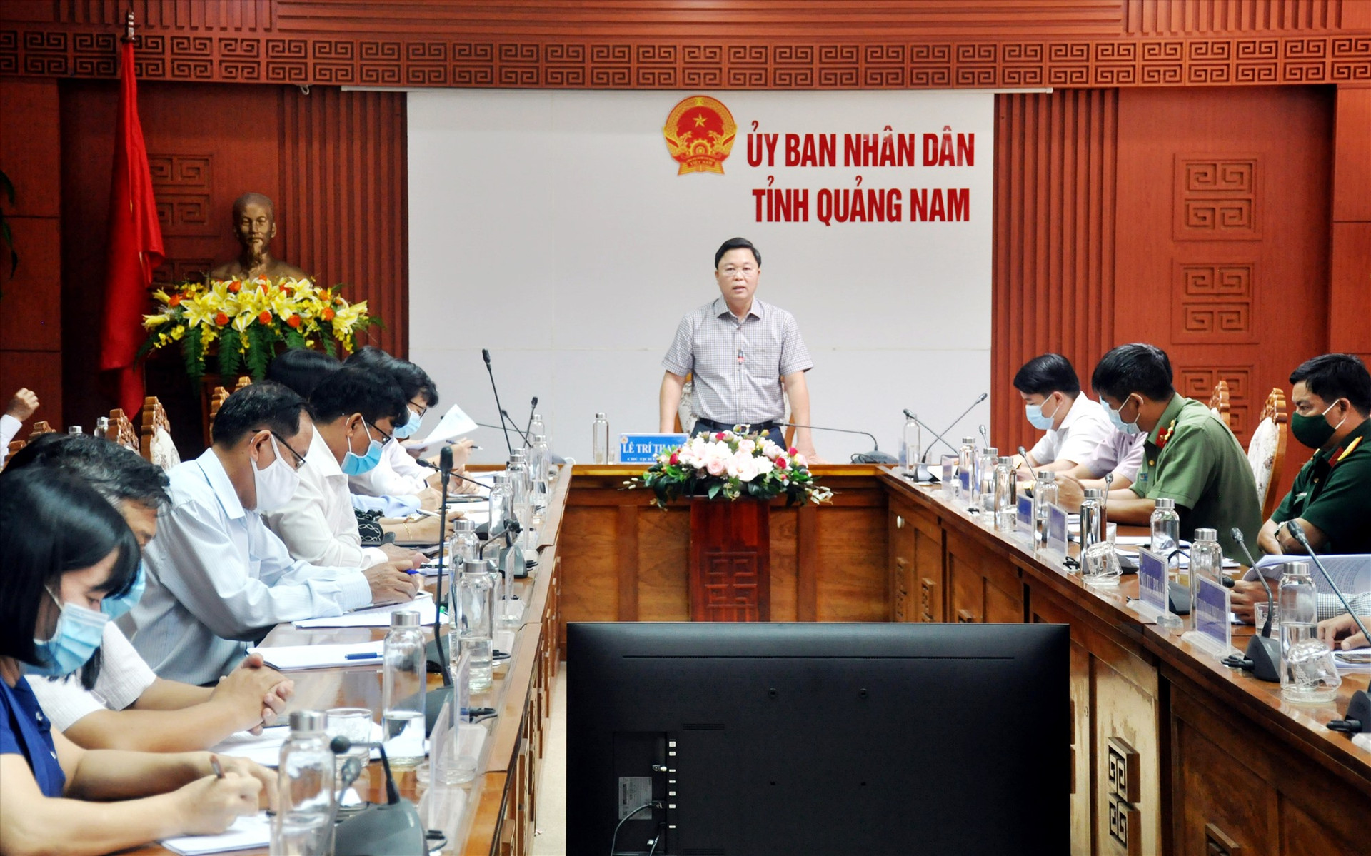 Chủ tịch UBND tỉnh Lê Trí Thanh chủ trì cuộc họp lấy ý kiến góp ý vào dự thảo đánh giá tổng kết 5 năm thực hiện Nghị quyết 08 của Tỉnh ủy và dự thảo nghị quyết phát triển du lịch Quảng Nam đến năm 2025, định hướng đến năm 2030. Ảnh: N.Đ