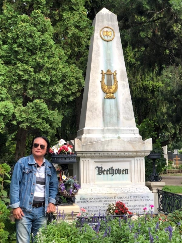 Huỳnh Ngọc Chiến bên mộ Beethoven, tại thành phố Vienna, Áo, 2019