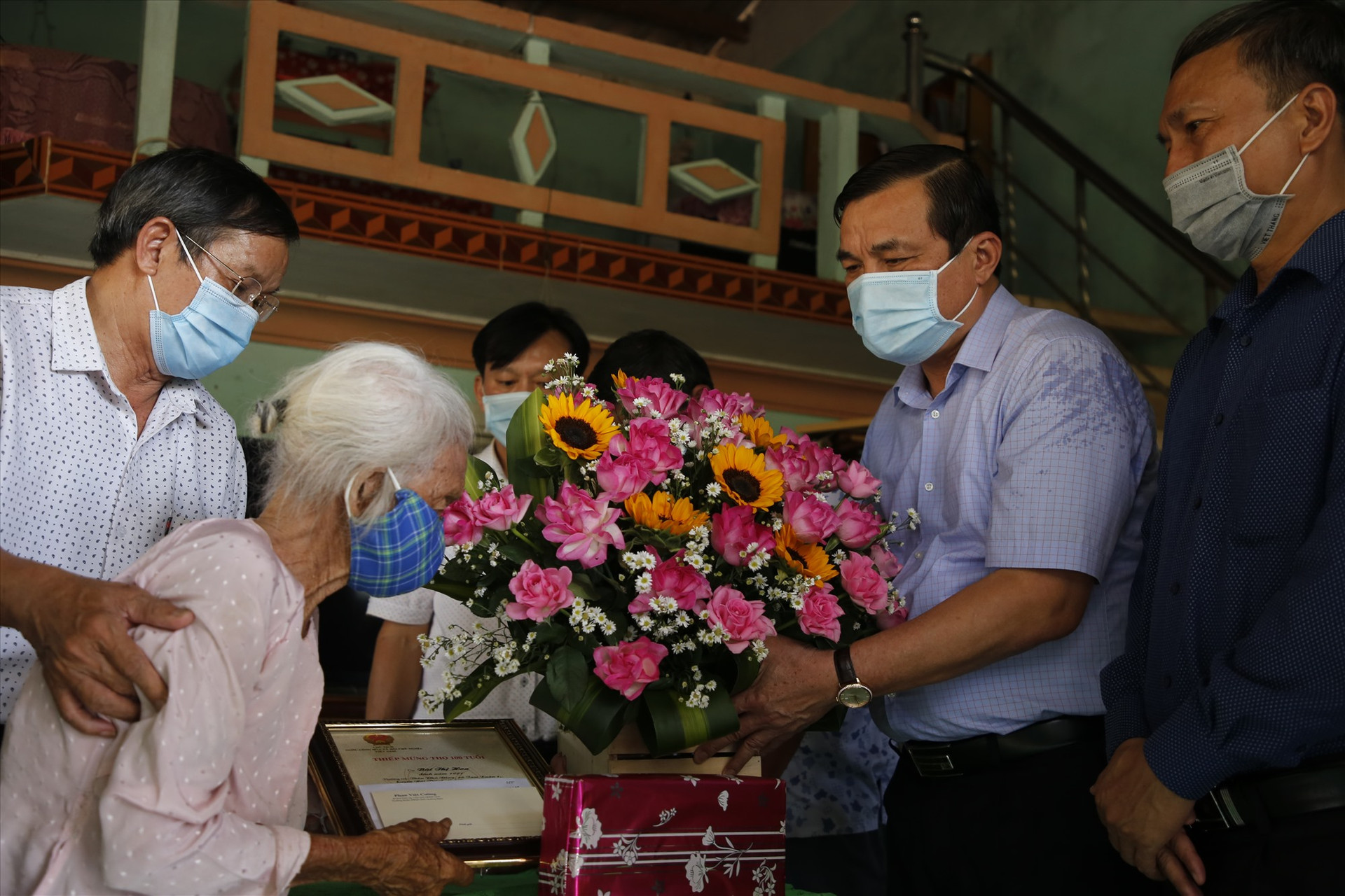 Bí thư Tỉnh ủy Phan Việt Cường tặng thiếp mừng thọ, hoa và quà cho cụ Bùi Thị Hoa tại xã Tam Xuân 1, Núi Thành.