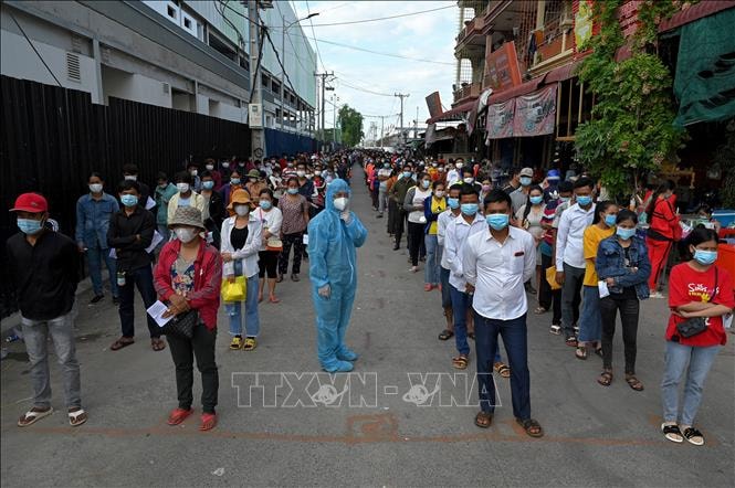 Người dân chờ tiêm vaccine ngừa COVID-19 tại Phnom Penh, Campuchia, ngày 31/5/2021. Ảnh: AFP/TTXVN