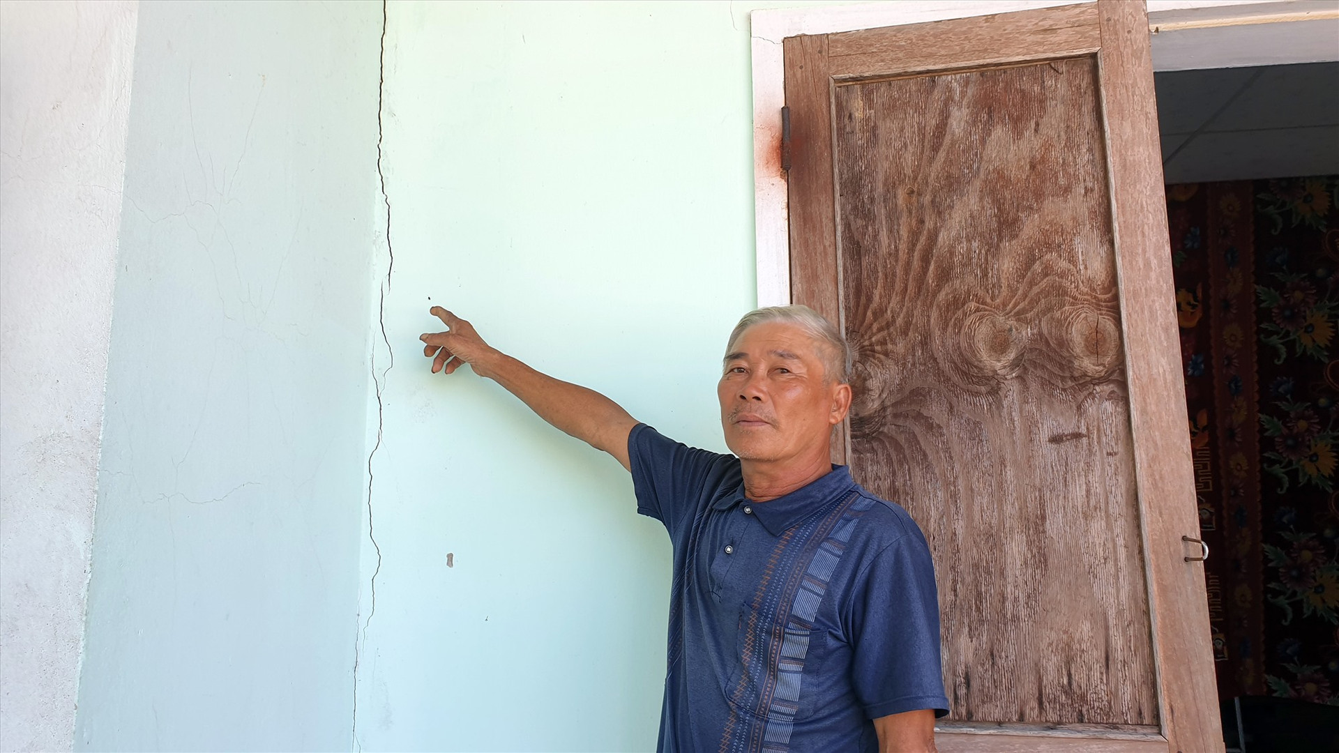 Nhiều hộ dân tại xã Duy Hải bị hư hỏng nhà cửa nhưng không sửa chữa được vì nằm trong vùng quy hoạch. Ảnh: T.N