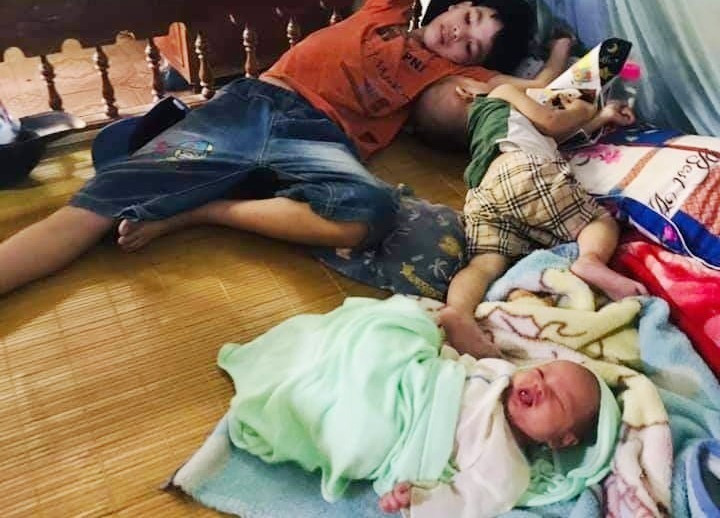 Ba đứa con chị Hương rơi vào cảnh mồ côi cha mẹ.