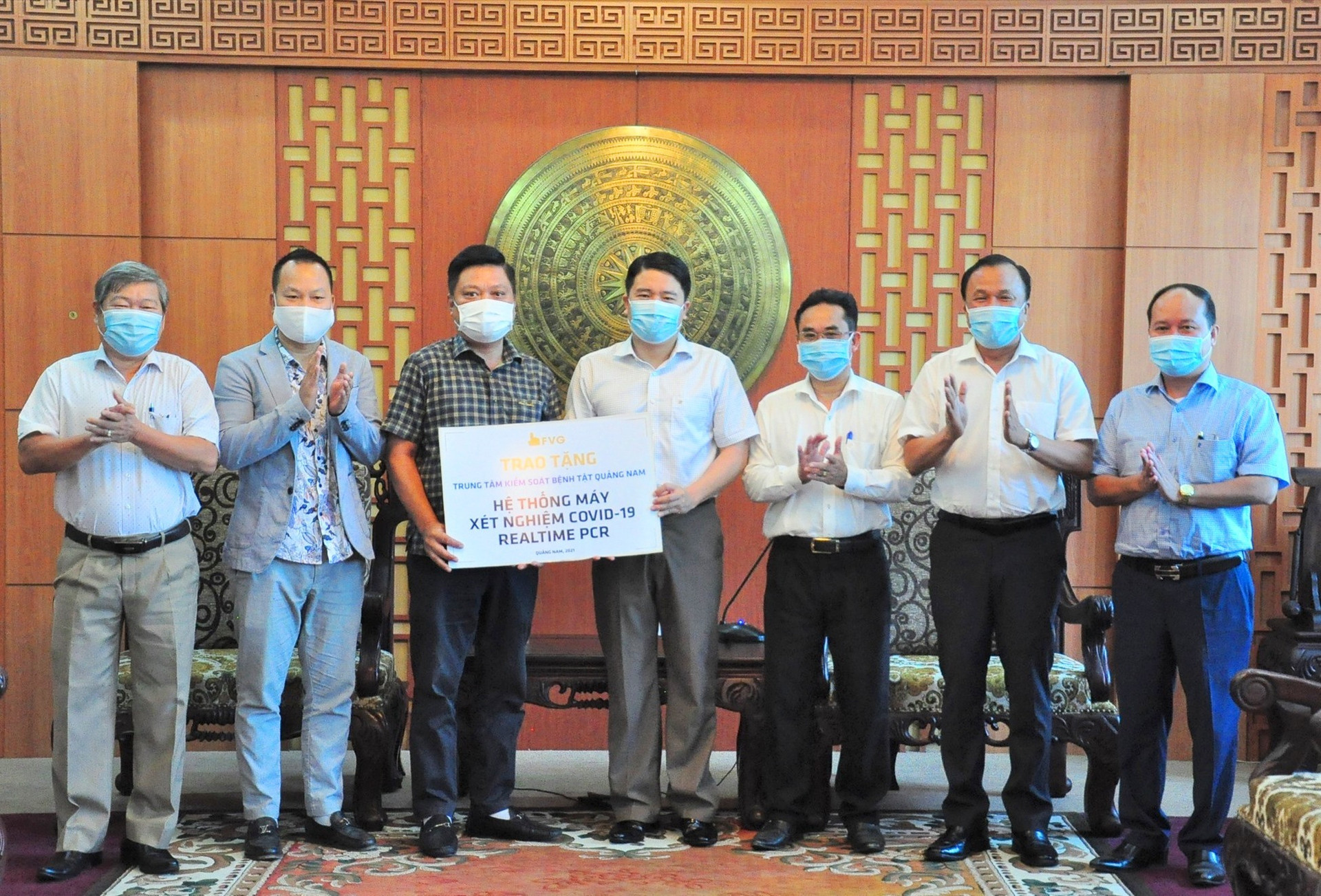 Tập đoàn FVG trao tặng biểu trưng hệ thống máy xét nghiệm Real-time PCR cho Quảng Nam. Ảnh: V.A