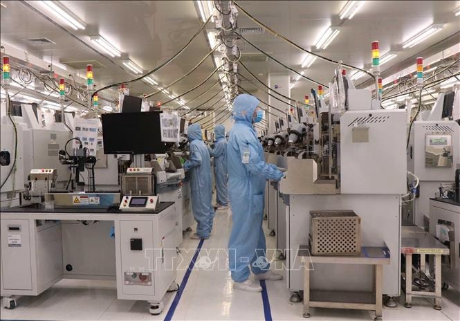 Công nhân làm việc tại Công ty TNHH ITM Semiconductor Vietnam tại khu công nghiệp Vsip, thị xã Từ Sơn, tỉnh Bắc Ninh. Ảnh minh họa: Thái Hùng/TTXVN
