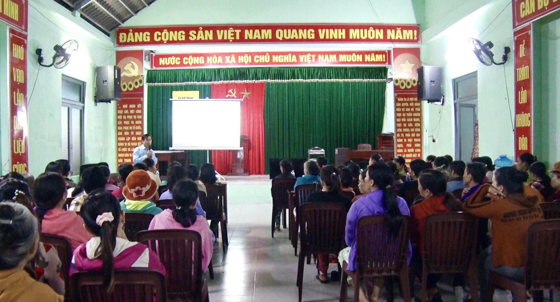 BHXH huyện Nông Sơn tuyên truyền chính sách BHXH tự nguyện tại thôn Trung Phước 2 (xã Quế Trung). Ảnh: LÊ THÔNG
