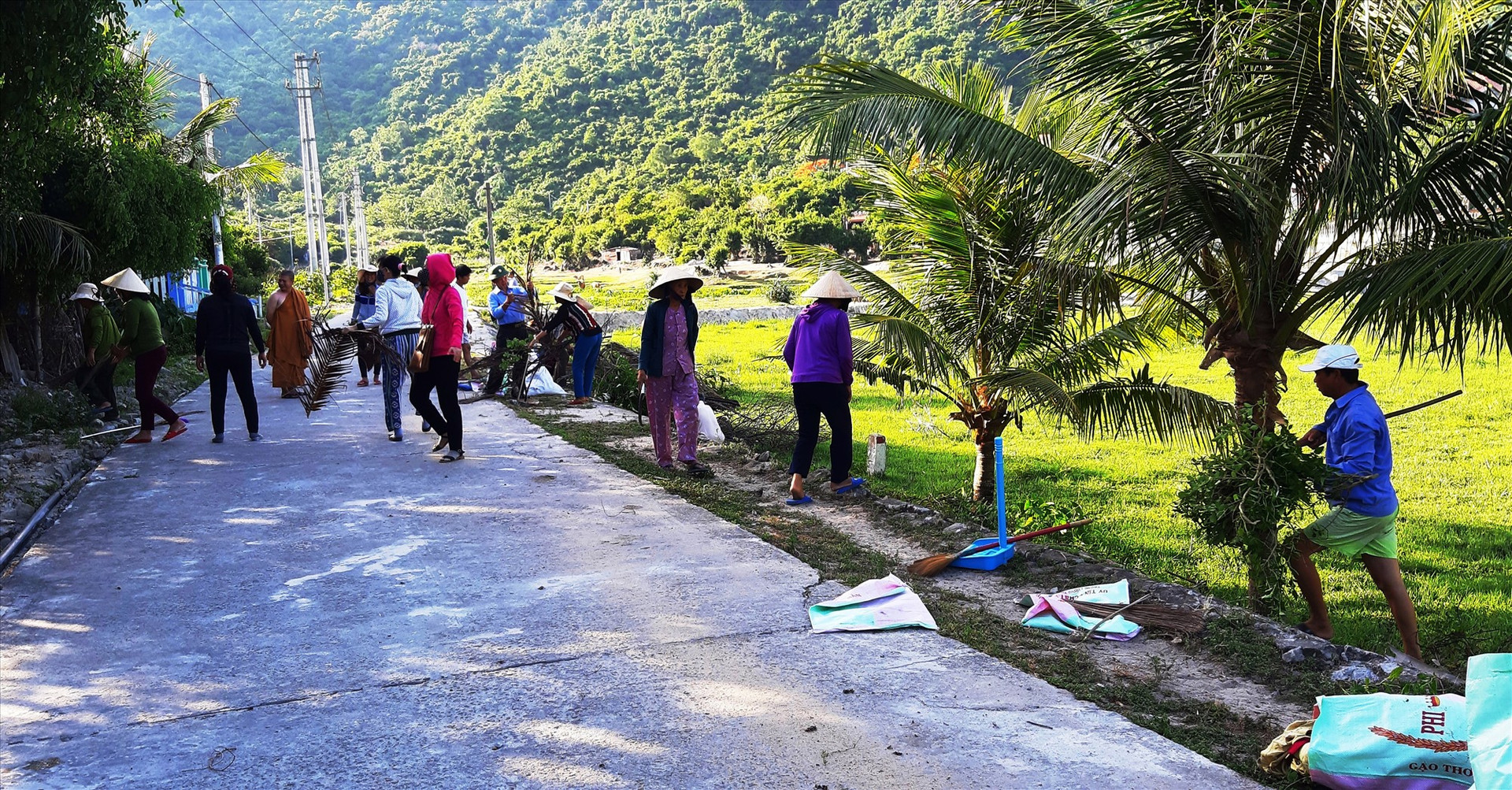 Người dân Cù Lao Chàm thường xuyên dọn vệ sinh đường làng ngõ xóm. Ảnh: Đ.HUẤN