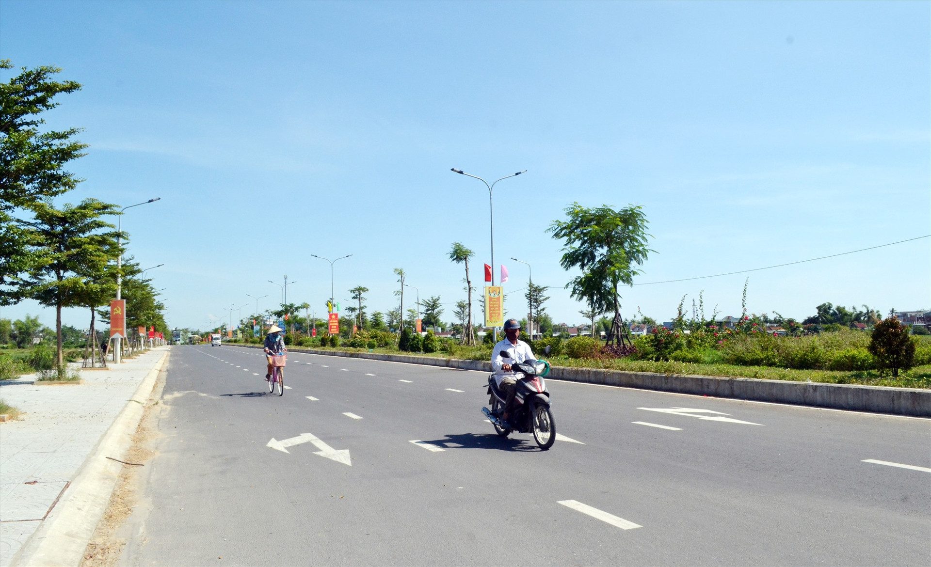 Nhờ thực hiện tốt công tác dân vận, người dân sớm bàn giao mặt bằng nên dự án đường nội thị Hà Lam (Thăng Bình) được triển khai thuận lợi. Ảnh: VIỆT NGUYỄN
