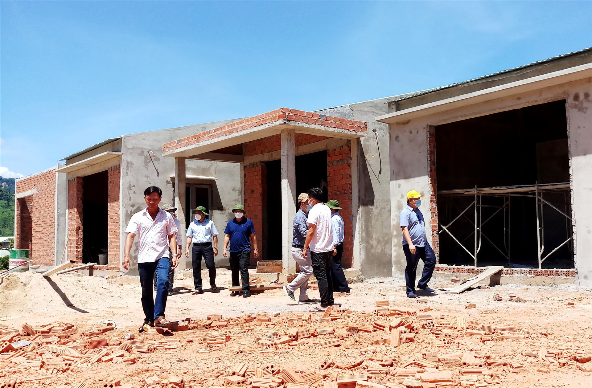 Từ nguồn hỗ trợ của nhà hảo tâm, những căn nhà xây kiên cố đang dần hoàn thành trên mặt bằng mới thôn 2 (xã Phước Thành). Ảnh: ĐĂNG NGUYÊN