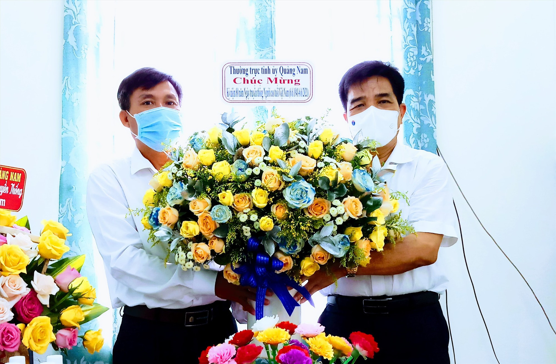 Phó Bí thư Thường trực Tỉnh ủy Lê Văn Dũng (bên phải) tặng hoa chúc mừng Ban đại diện Hội Người cao tuổi tỉnh nhân kỷ niệm 60 năm Ngày truyền thống Người cao tuổi Việt Nam. Ảnh: A.N