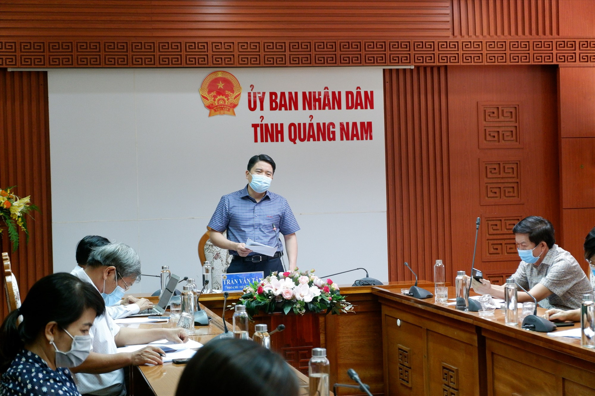 Phó Chủ tịch UBND tỉnh Trần Văn Tân chủ trì cuộc làm việc chiều ngày 4.6. Ảnh: X.H