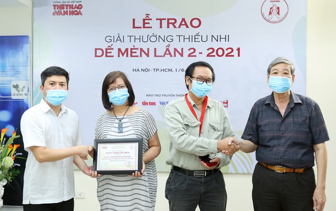 Nhà báo Lê Xuân Thành, Tổng Biên tập Báo Thể thao và Văn hóa, Trưởng Ban tổ chức giải (bìa trái) và nhạc sĩ - giám khảo Nguyễn Thụy Kha (bìa phải) trao giải Khát vọng Dế Mèn cho nữ NSND Phương Hoa và Phan Đức Tuấn - đồng tác giả kịch bản Khúc gỗ mục. 