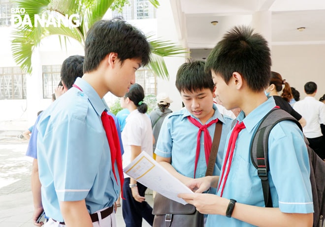 Thí sinh tham gia kỳ thi tuyển sinh vào lớp 10 năm học 2020-2021 tại điểm thi Trường THPT Phan Châu Trinh. (Ảnh chụp tháng 7-2020) Ảnh: NGỌC HÀ