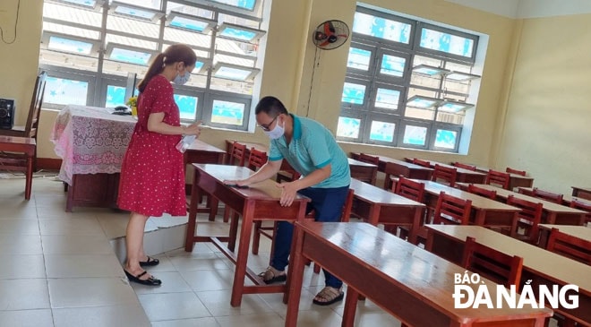 Cán bộ, giáo viên Trường THCS Sào Nam (quận Hải Châu) tiến hành tổng vệ sinh, chuẩn bị cơ sở vật chất phục vụ kỳ thi tuyển sinh vào lớp 10 năm học 2021-2022. Ảnh: NGỌC HÀ