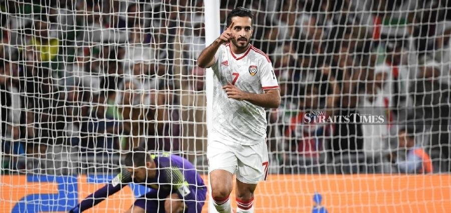 Tiền đạo Ali Mabkhout lập cú đúp vào lưới Malaysia.          Ảnh: AFC