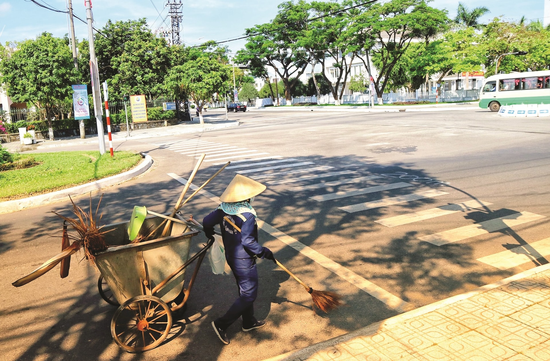 Những ngày qua, thời tiết ngoài trời ở TP.Tam Kỳ có khi lên đến hơn 40 độ, nhưng dọc các tuyến đường, các lao công vẫn lặng lẽ công việc làm sạch cho đường phố.