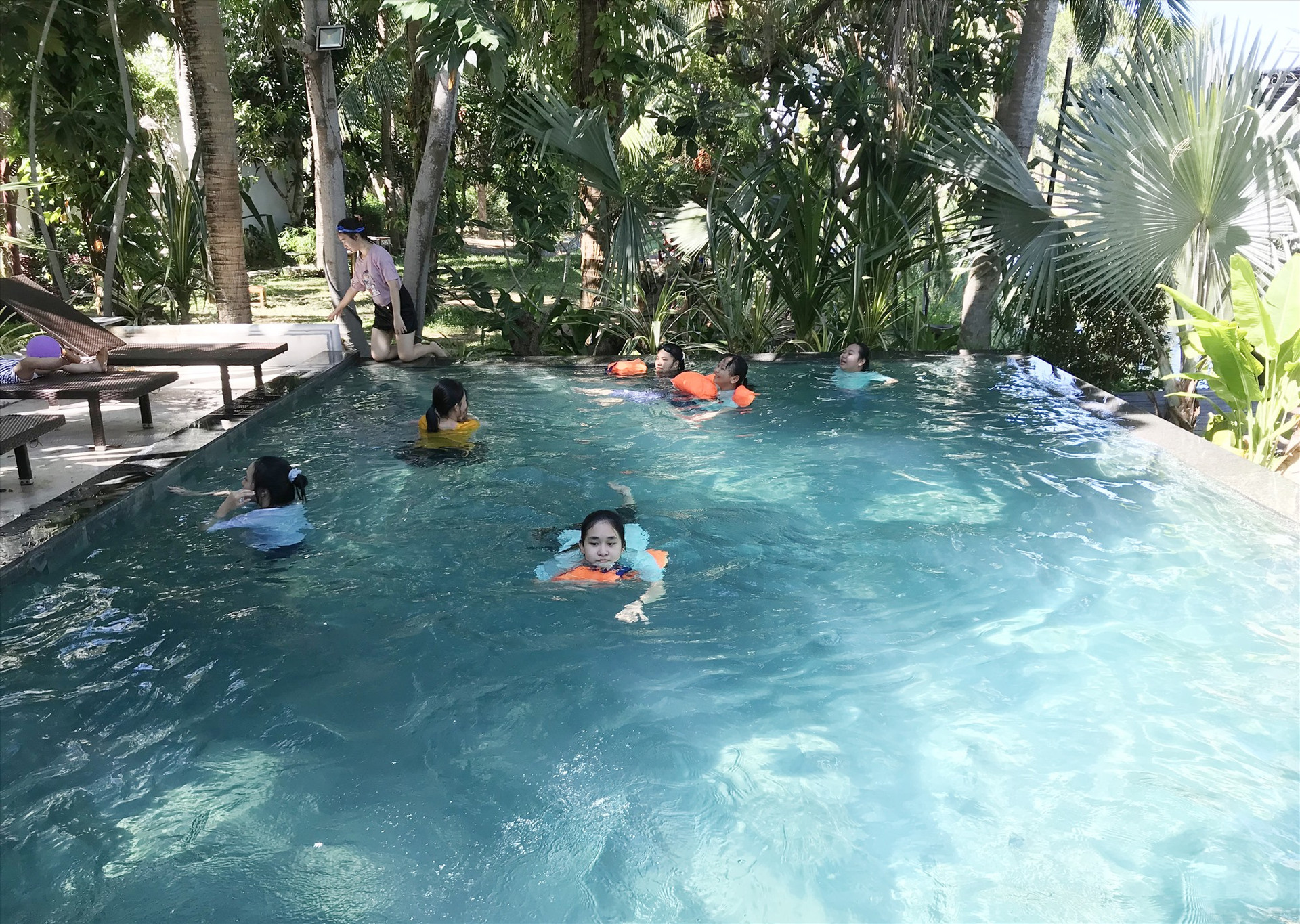 Tung các dịch vụ gắn với sử dụng hồ bơi là giải pháp được nhiều cơ sở lưu trú triển khai để thu hút khách trong mùa hè. Ảnh: P.Q