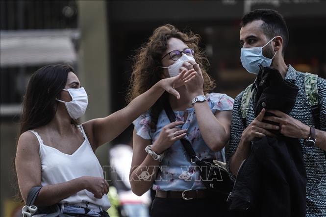Người dân đeo khẩu trang phòng dịch COVID-19 tại Sao Paulo, Brazil ngày 29/5/2021. Ảnh: THX/TTXVN