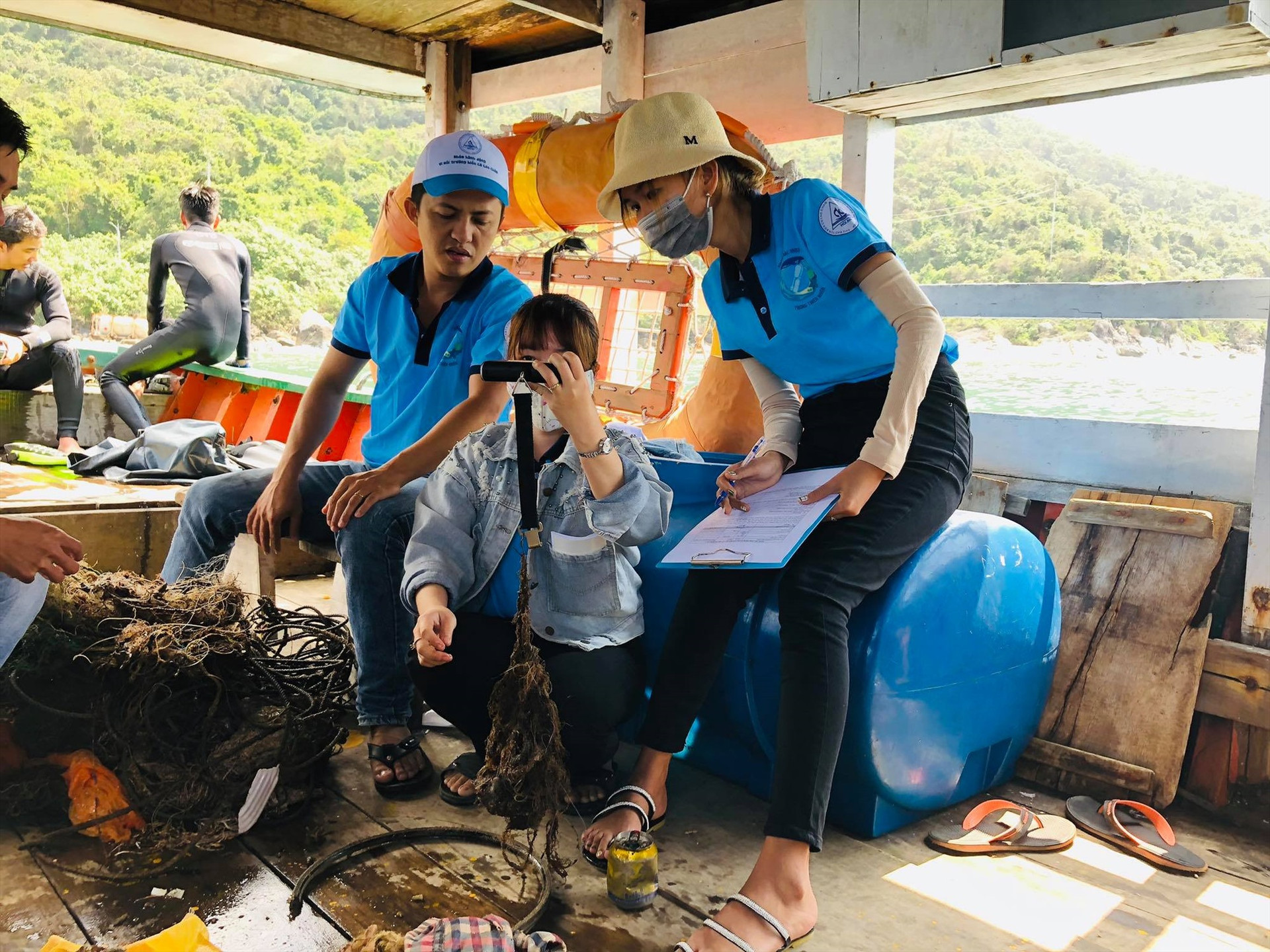 Hoạt động giám sát rác thải nhựa trong Khu bảo tồn biển Cù Lao Chàm. Ảnh: Q.T