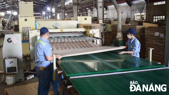 Nhiều doanh nghiệp kỳ vọng thu hút đầu tư vào công nghiệp hỗ trợ tăng mạnh sẽ tạo ra cơ hội để thúc đẩy sản xuất, kinh doanh. Trong ảnh: Công nhân đang sản xuất tại Công ty TNHH Kiến trúc và Thương mại Á Châu, Khu công nghiệp Hòa Khánh. Ảnh: KHÁNH HÒA