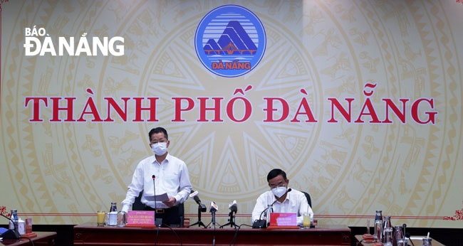 Bí thư Thành ủy Nguyễn Văn Quảng (trái) chỉ đạo tại cuộc họp phòng, chống Covid-19 chiều 7-6. Ảnh: PHAN CHUNG