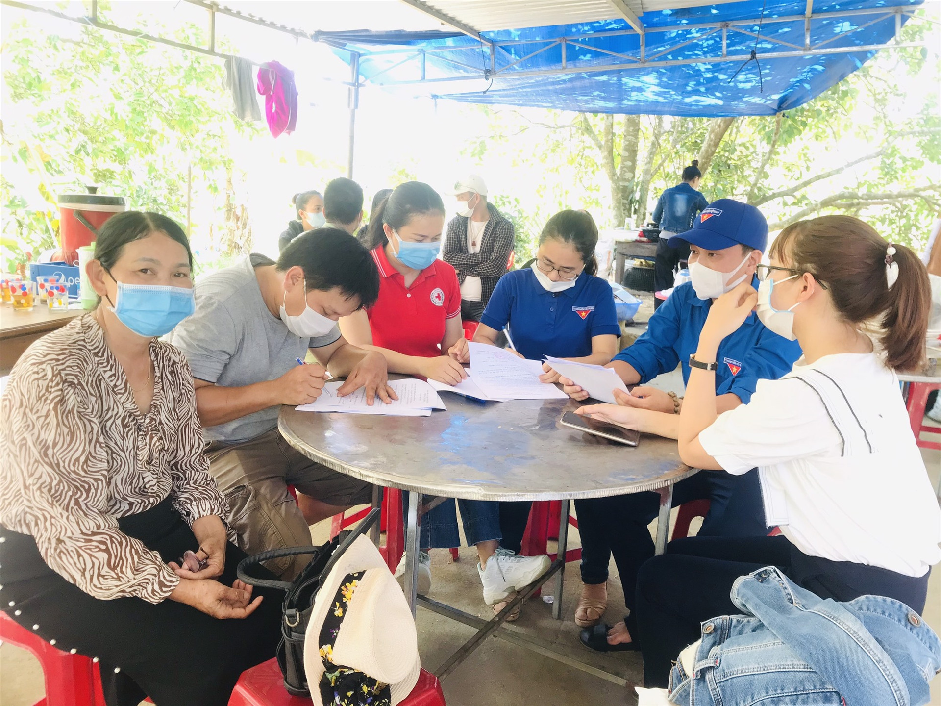 Ban Thường vụ Đoàn phường Tân Thạnh làm thủ tục bàn giao tiền hỗ trợ 3 trẻ mô cồi cho gia đình và chính quyền địa phương. Ảnh: ĐPCC