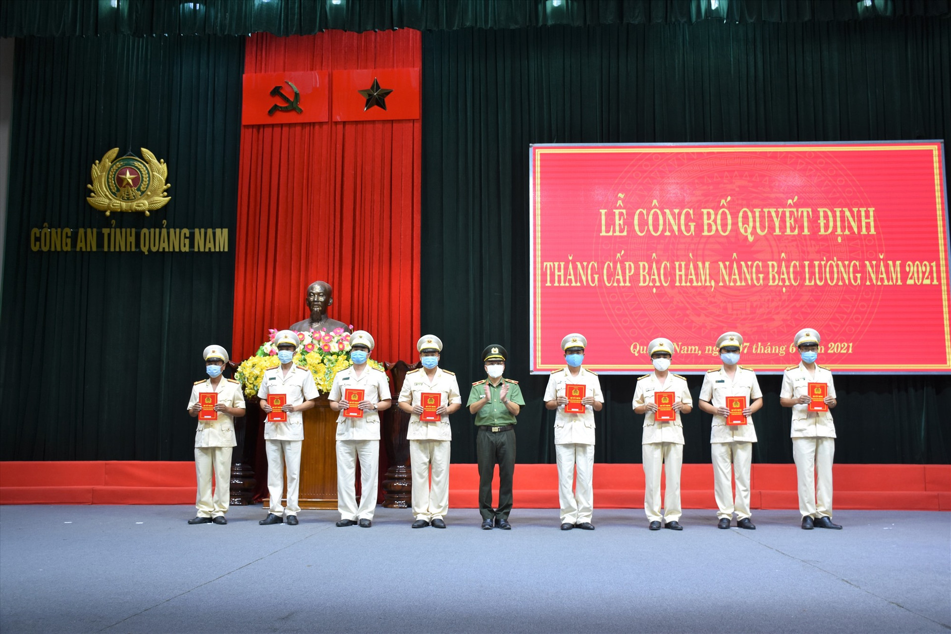 Thiếu tướng Nguyễn Đức Dũng - Giám đốc Công an tỉnh trao Quyết định thăng cấp bậc hàm, nâng bậc lương Thượng tá cho các đồng chí đến niên hạn năm 2021.