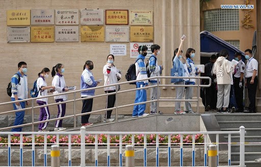 Thí sinh dự kỳ thi tuyến sinh đại học tại Trung Quốc được kiểm tra nghiêm ngặt, bao gồm các biện pháp ngừa Covid-19 trước khi bước vào phòng thi. Ảnh: xinhua