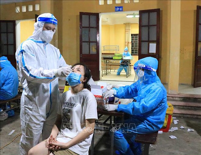 Sàng lọc ca mắc Covid-19 trong cộng đồng. Ảnh: TTXVN.