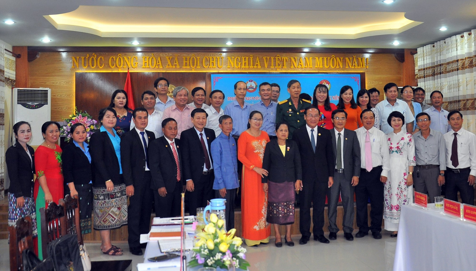 Ủy ban MTTQ Việt Nam tỉnh Quảng Nam và Ủy ban Mặt trận Lào xây dựng đất nước tỉnh Sê Kông chụp hình lưu niệm tại buổi hội đàm năm 2019. Ảnh: VINH ANH