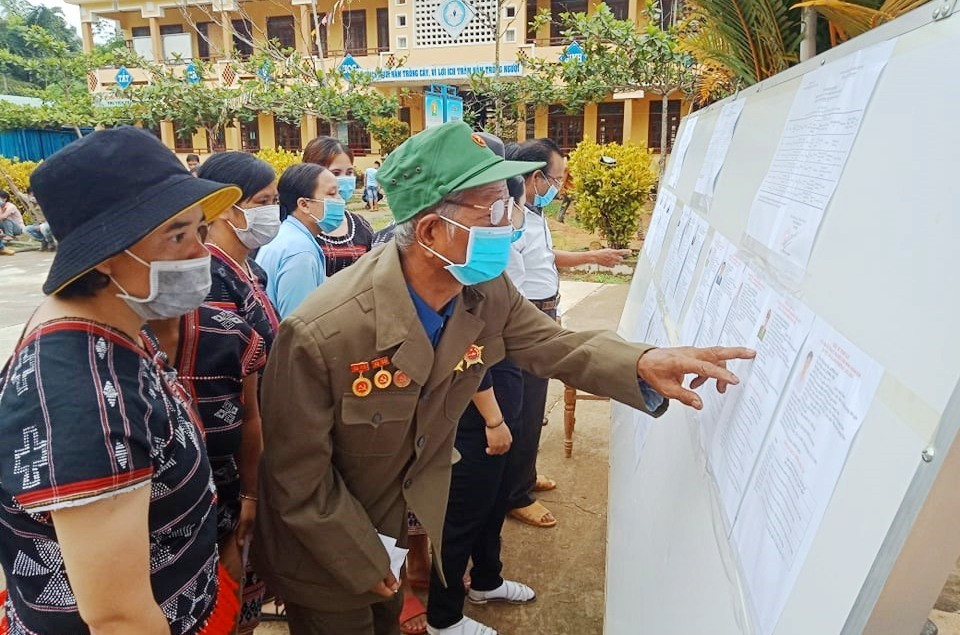 Ngày 23-5, cử tri Tây Giang tìm hiểu tiểu sử tóm tắt các ứng cử viên trước khi tham gia bỏ phiếu bầu chọn đại biểu