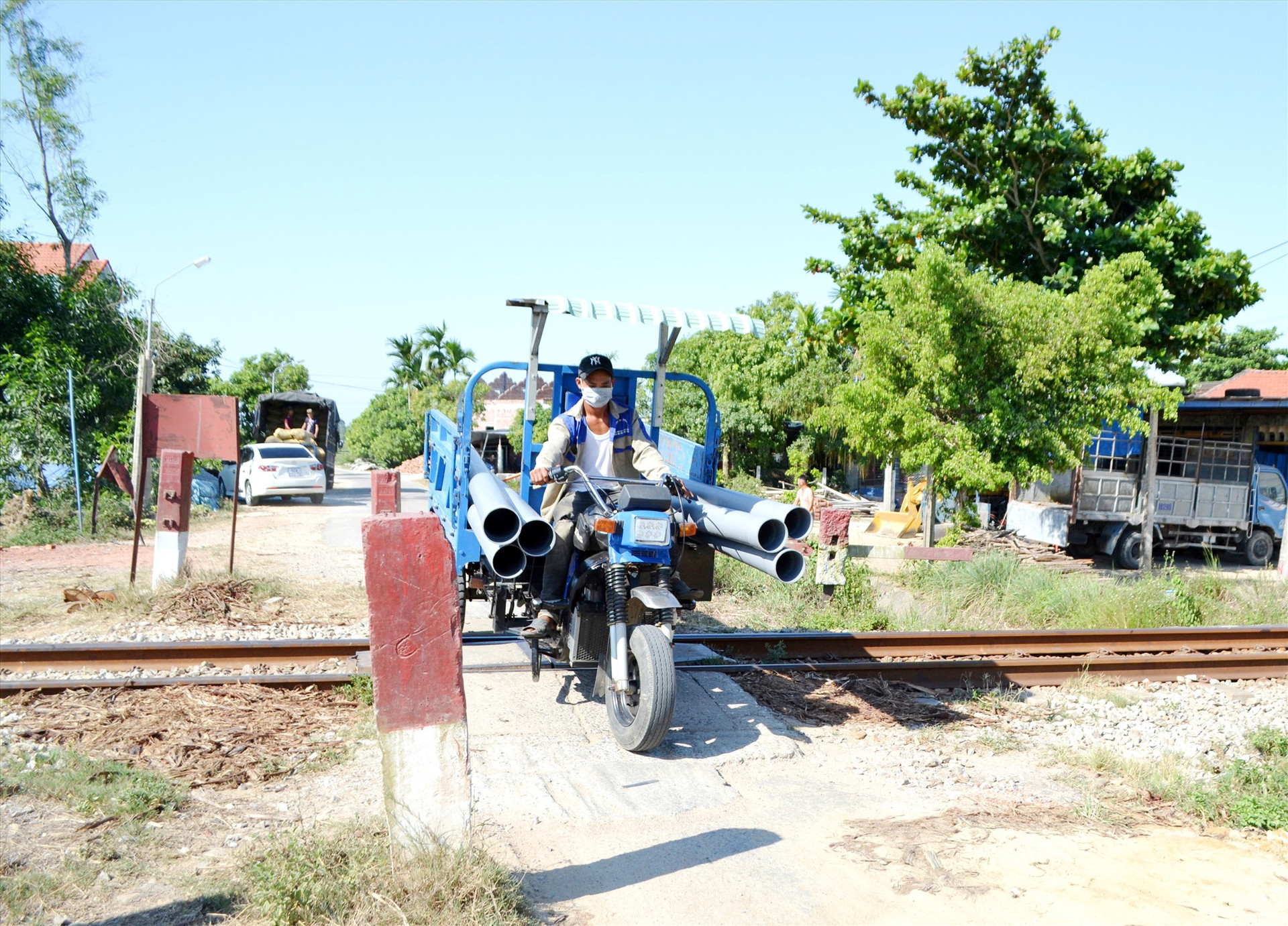 Người dân tháo dỡ trụ bê tông tại lý trình đường sắt km845+875 (xã Bình Chánh, Thăng Bình) để xe 3 bánh qua lại. Ảnh: C.T
