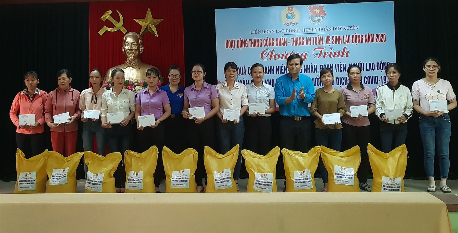 Công đoàn huyện Duy Xuyên phối hợp trao quà hỗ trợ người lao động bị ảnh hưởng sau đợt bùng phát dịch Covid-19 năm 2020. Ảnh: T.P