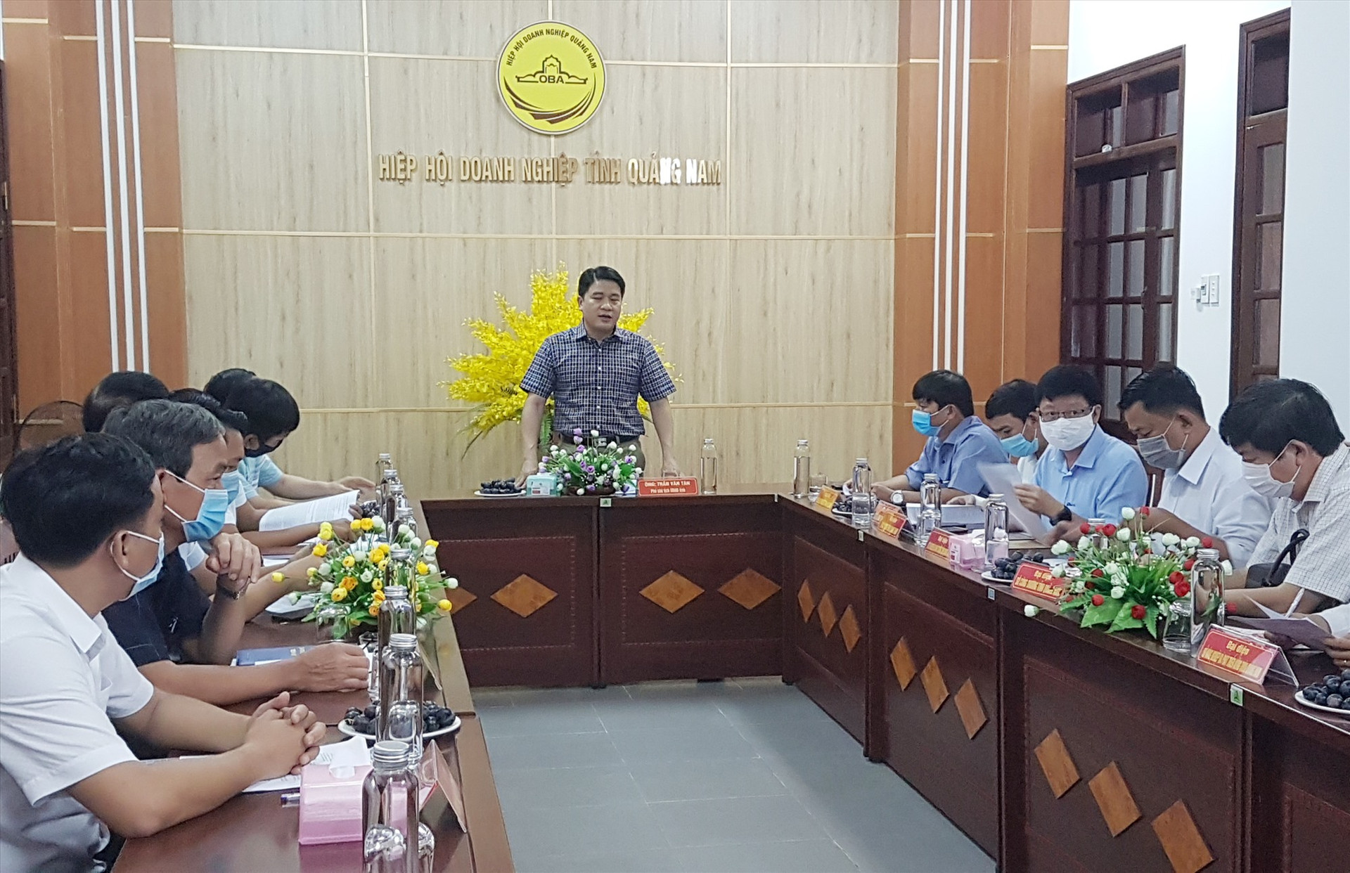 Phó Chủ tịch UBND tỉnh Trần Văn Tân chủ trì buổi tiếp doanh nghiệp định kỳ tháng 6.2021. Ảnh: D.L