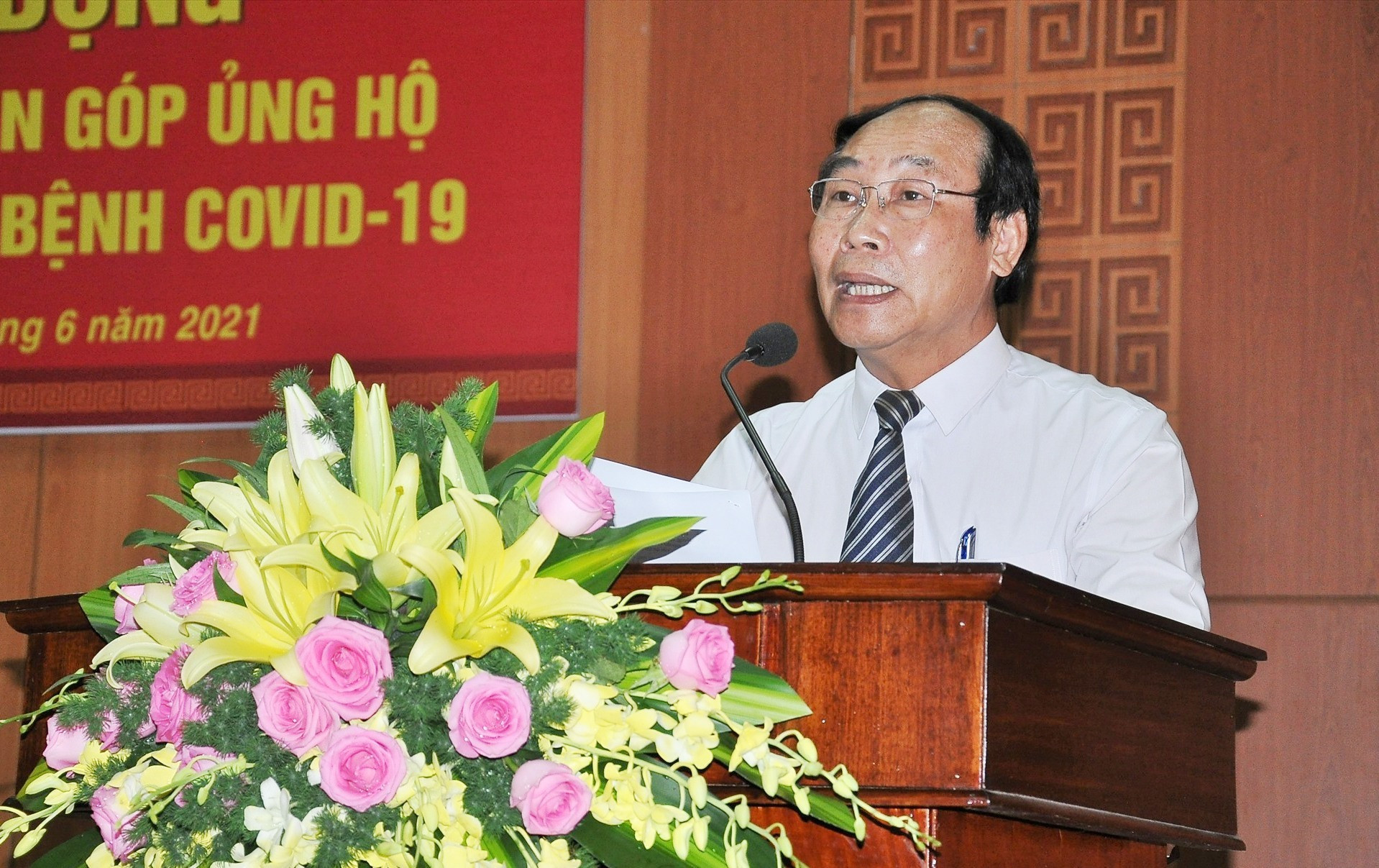 Chủ tịch Uỷ ban MTTQ Việt Nam tỉnh đọc Lời kêu gọi. Ảnh: VINH ANH