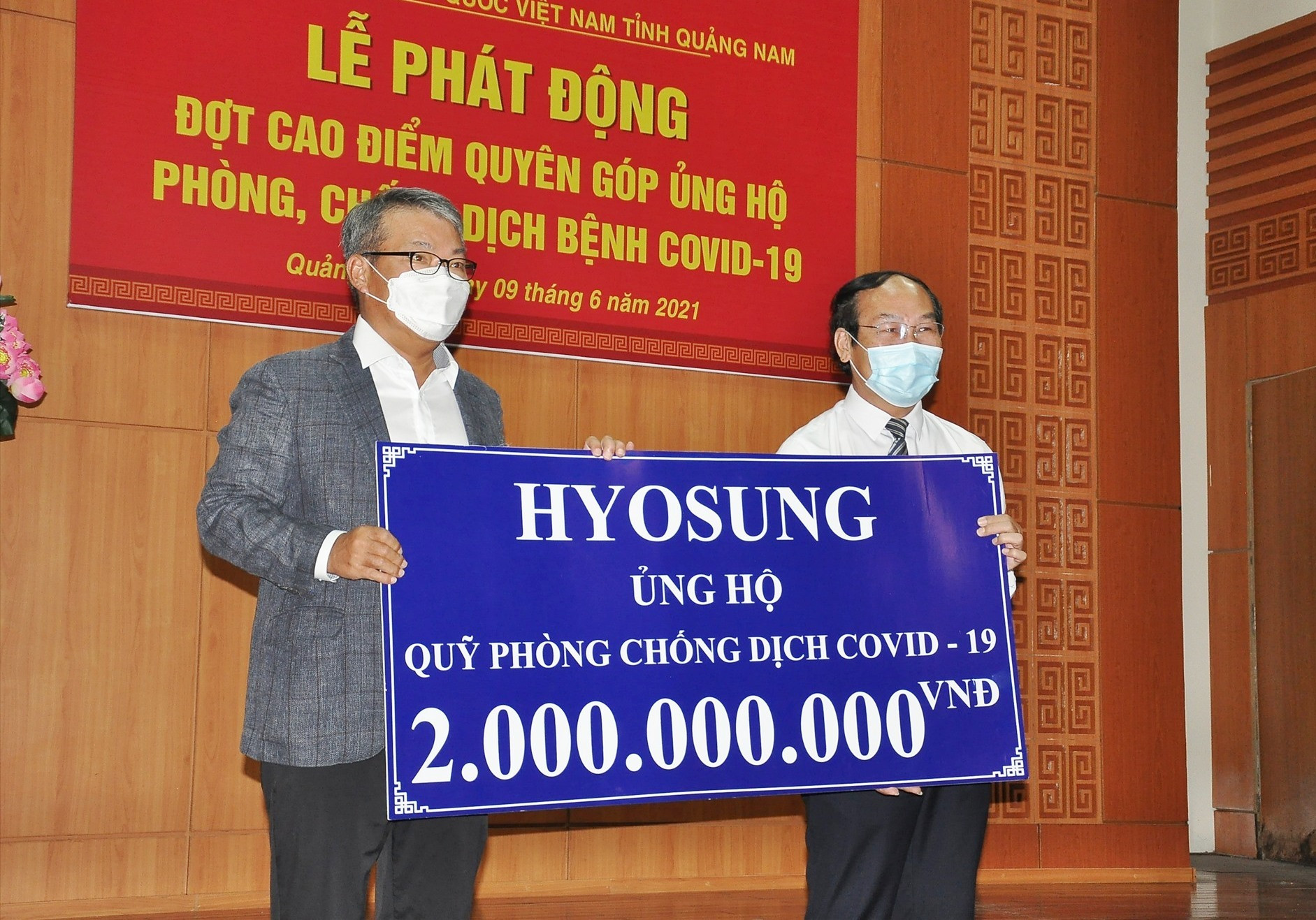 ập đoàn Hyosung ủng hộ 2 tỷ đồng cho Quỹ phòng chống dịch bệnh Covid-19 Quảng Nam. Ảnh: VINH ANH