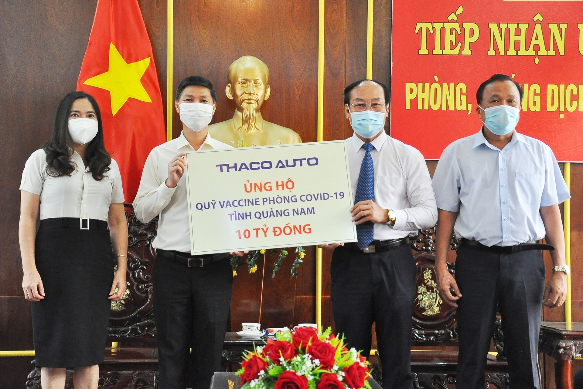 Ông Nguyễn Quang Bảo - Tổng Giám đốc Thaco Auto (thứ 2 từ trái sang) trao biểu trưng ủng hộ 10 tỷ đồng cho Ủy ban MTTQ Việt Nam tỉnh. Ảnh: V.A