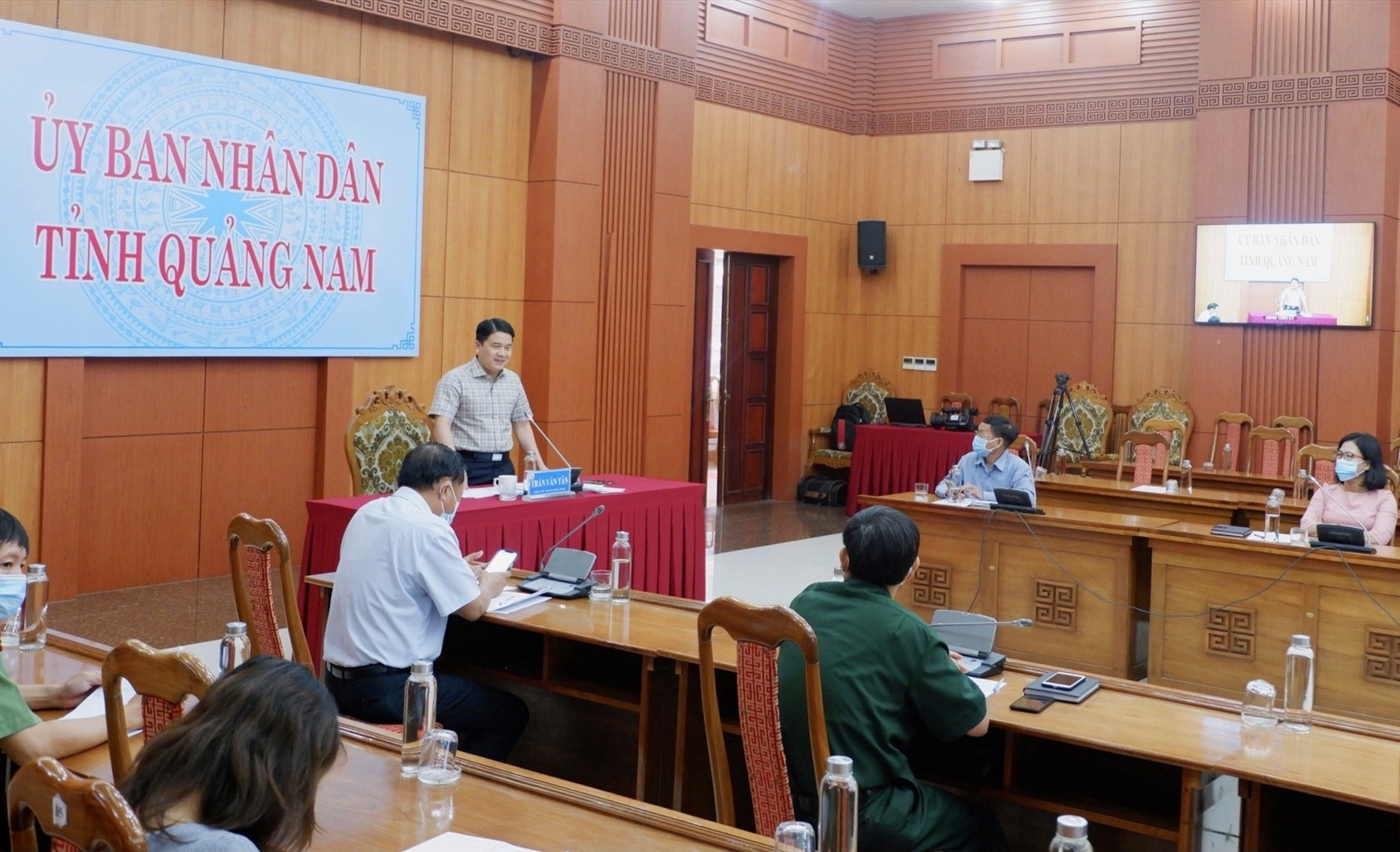 Phó Chủ tịch UBND tỉnh Trần Văn Tân chủ trì Hội nghị trực tuyến với các địa phương về quản lý người về từ vùng dịch và bãi biển công cộng. Ảnh: X.H
