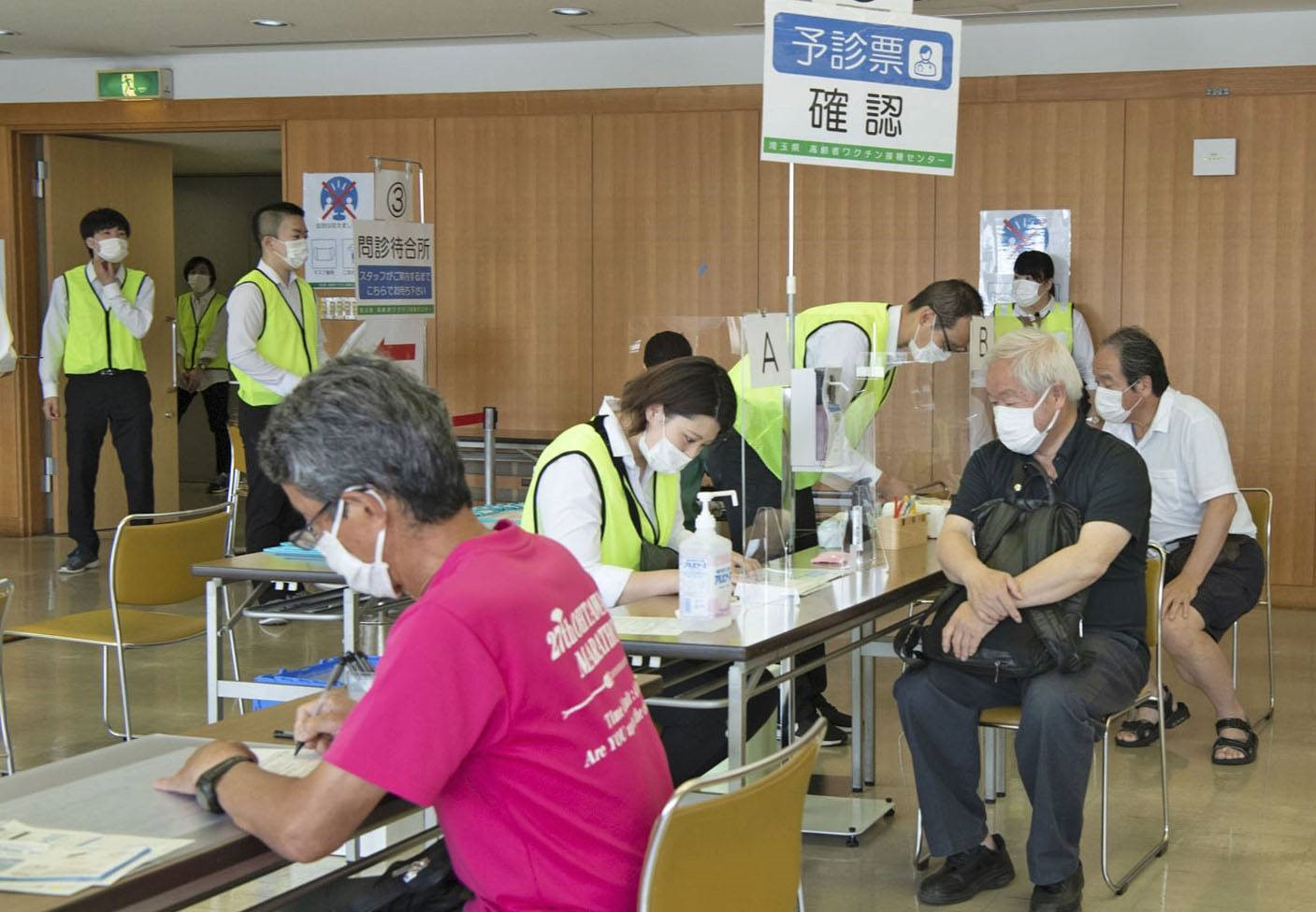 Tại một trung tâm tiêm phòng vắc xin Covid-19 ở Nhật Bản. Ảnh: Kyodo