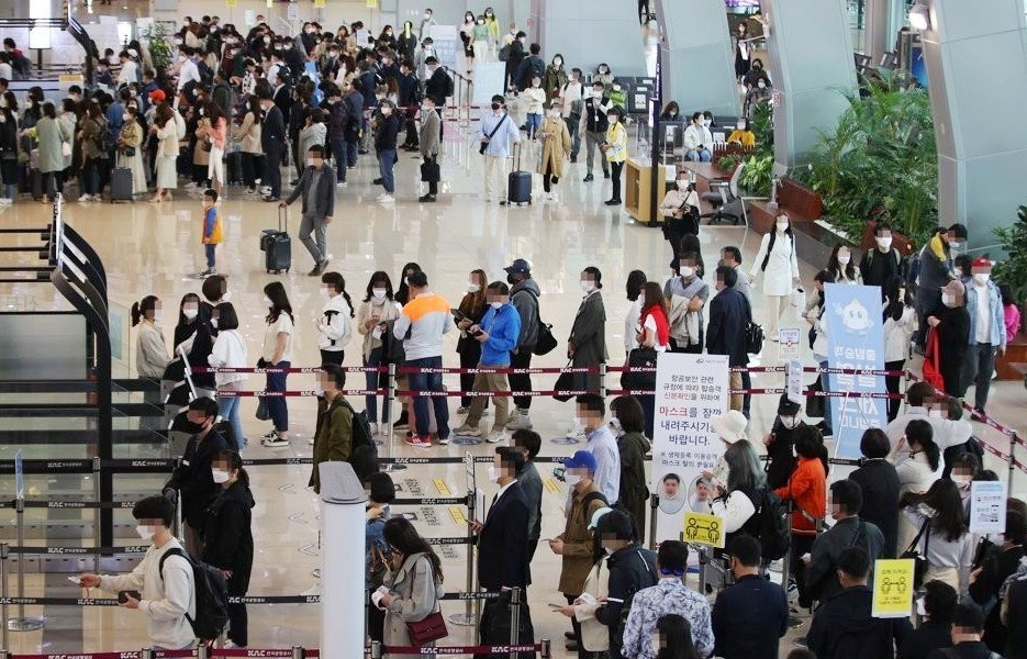 Sân bay tại Hàn Quốc đông hành khách hơn khi nước này đẩy nhanh chiến dịch tiêm phòng vắc xin Covid-19. Ảnh: Yonghap