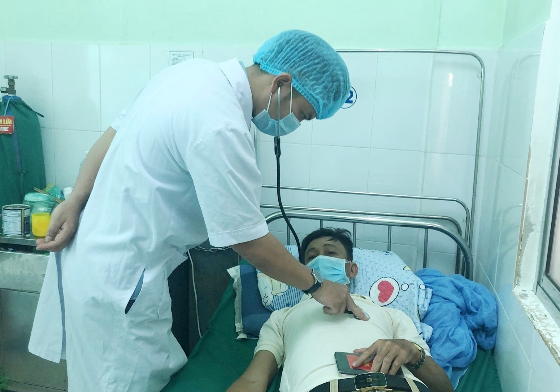 Bác sĩ BV Phạm Ngọc Thạch khám và điều trị cho bệnh nhân mắc bệnh phổi tắc nghẽn mạn tính. Ảnh: T.A