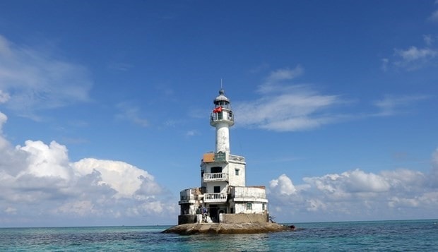 The lighthouse on Da Tay B Reef (Photo: VNA)