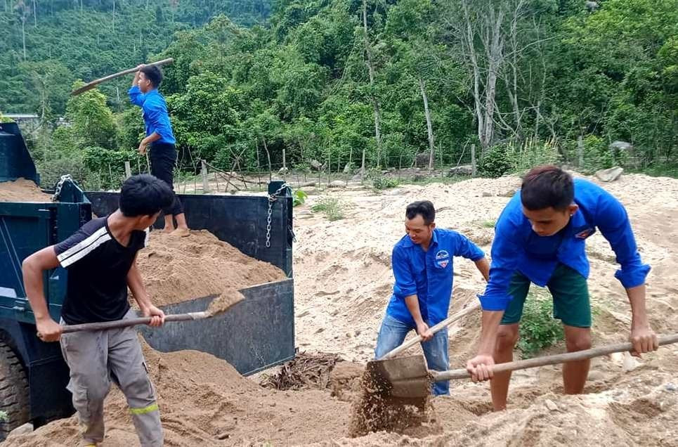 Thanh niên Nam Giang tham gia ngày công hỗ trợ thực hiện công trình. Ảnh: Đ.N
