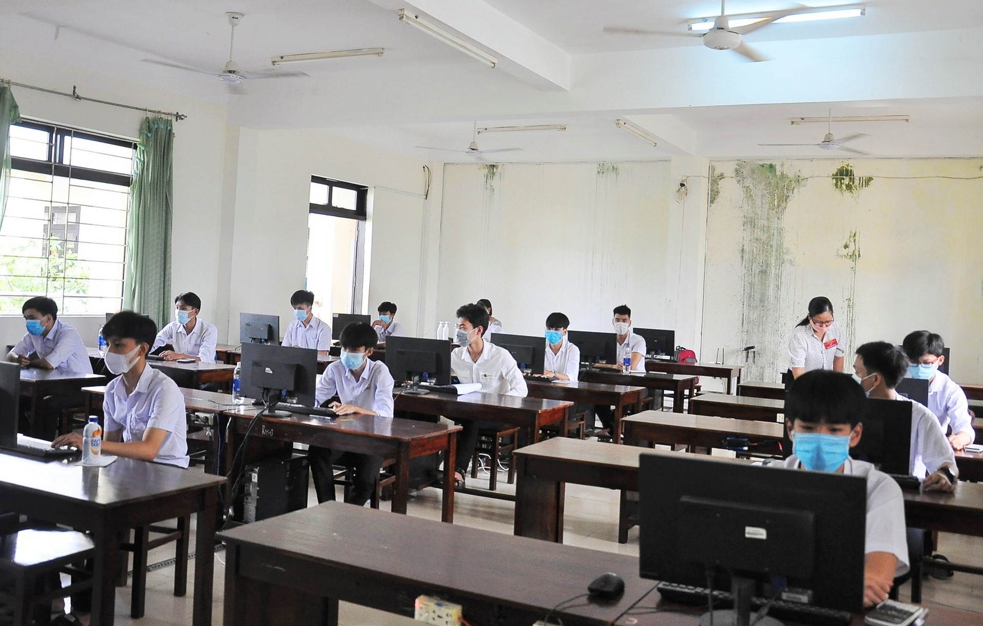 Các thí sinh cấp THPT tham gia hội thi tại Trường Chuyên Nguyễn Bỉnh Khiêm (TP.Tam Kỳ). Ảnh: V.A