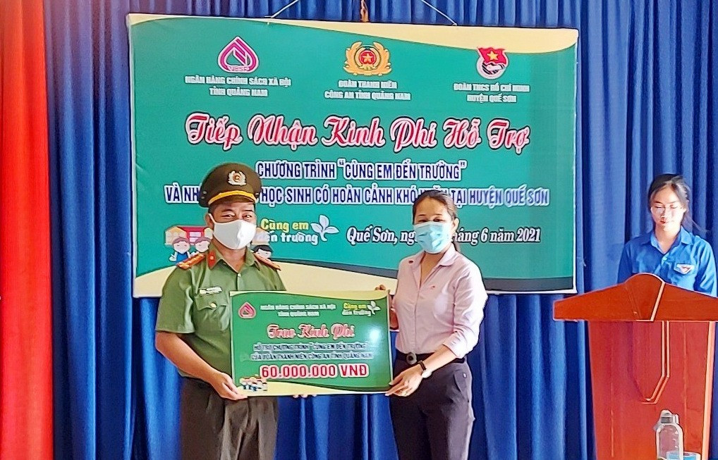 Ngân hàng CSXH chi nhánh Quảng Nam hỗ trợ 5 em học sinh lớp 10 có hoàn cảnh khó khăn ở huyện Quế Sơn. Ảnh: Q.VIỆT