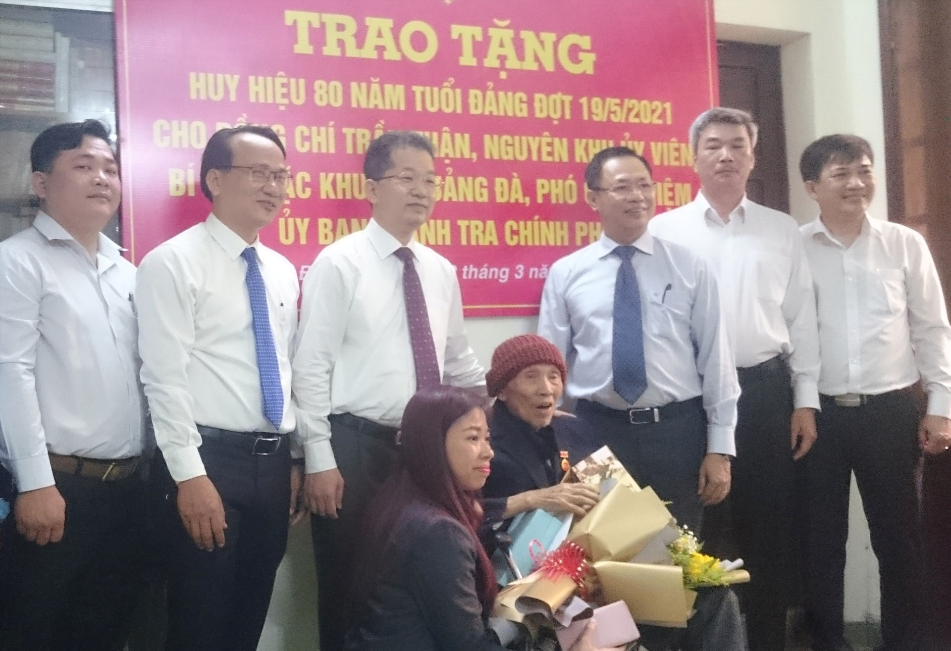 Thành ủy tổ chức Lễ trao Huy hiệu 80 năm tuổi Đảng cho đồng chí Trần Thận,