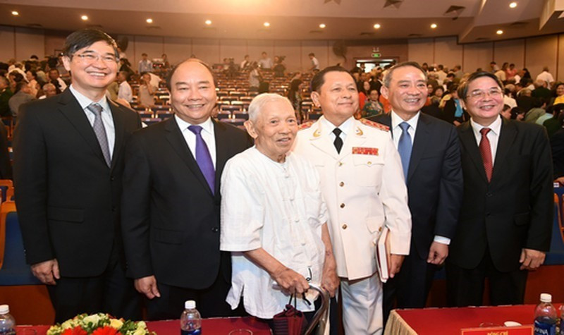 Thủ tướng Nguyễn Xuân Phúc, đồng chí Trần Thận cùng lãnh đạo Thành ủy Đà Nẵng, Tỉnh ủy Quảng Nam tại Lễ kỷ niệm 50 năm thành lập Đặc khu Quảng Đà (1967-2017).
