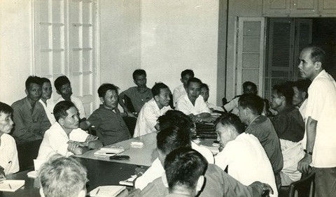 Hội nghị hai Ban Chấp hành Tỉnh ủy hai tỉnh Quảng Đà và Quảng Nam bàn việc hợp nhất bộ máy tổ chức hai tỉnh (29-9-1975).