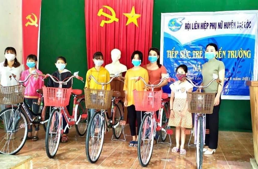 Hội LHPN huyện Đại Lộc vận động trao tặng xe đạp cho học sinh khó khăn. Ảnh: T.N