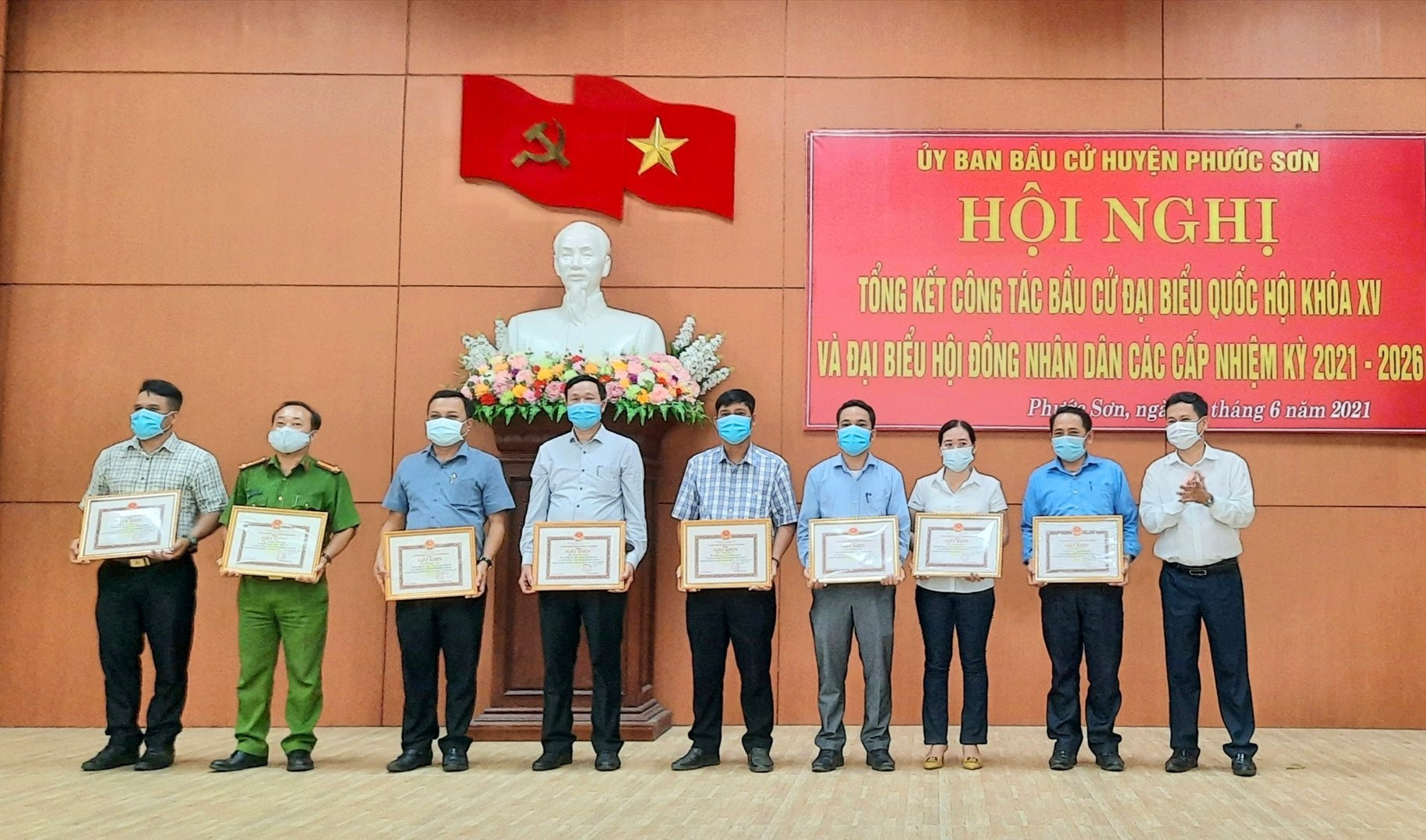 Nhiều tập thể, cá nhân được biểu dương vì có thành tích xuất sắc trong công tác bầu cử ở huyện Phước Sơn. Ảnh: Q.K