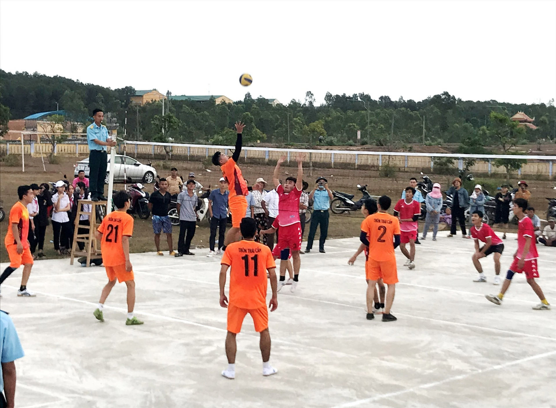 Một trận thi đấu bóng chuyền nam tại Đại hội TDTT xã Điện Tiến lần thứ IX năm 2021. Ảnh: T.C.T